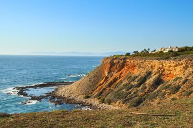 View of seashore cliff in Ranchos Palos Verdes